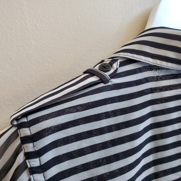 GUESS XS Black stripe shirt, flowy and lace back detail XS - Picture 12 of 12